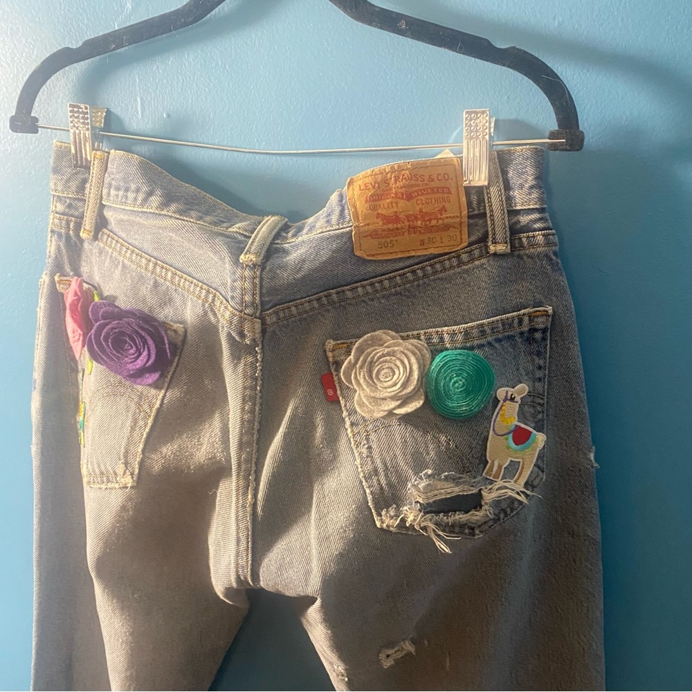 Vintage Distressed Blue Jeans with accessories for days☀️🌺🌻